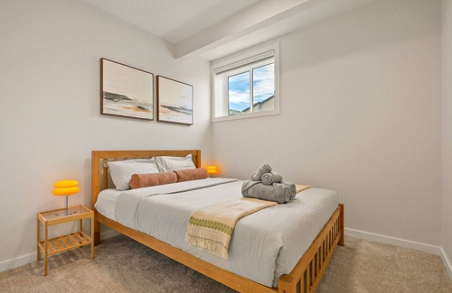 Calgary Apartamento | Cozy Basement 2 BR Suite » 2 Queens » Games & More