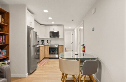 Calgary Apartamento | Cozy Basement 2 BR Suite » 2 Queens » Games & More