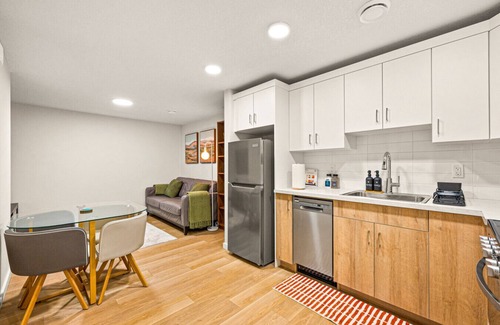 Calgary Apartamento | Cozy Basement 2 BR Suite » 2 Queens » Games & More