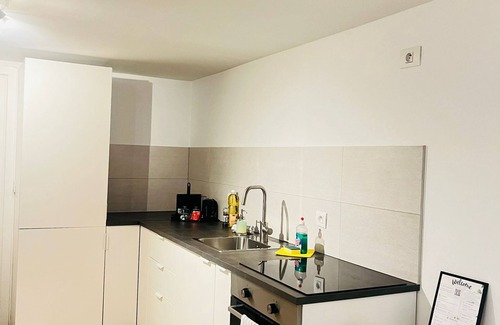 Klein-Antwerpen Apartamento | Cozy Basement Fashion District by Oneluxstay