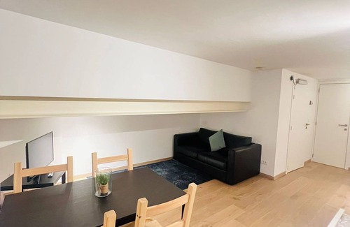 Klein-Antwerpen Apartamento | Cozy Basement Fashion District by Oneluxstay