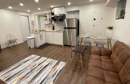 Cote-Des-Neiges—Notre-Dame-De-Grace Apartamento | Cozy basement studio in Cote-des-Neiges