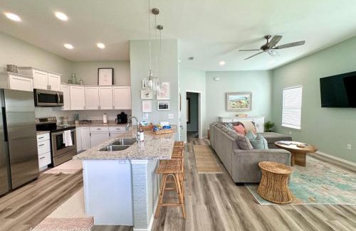 Rockport Casa | Cozy Bay Cottage with King Master Suite, Fire Pit and Pool