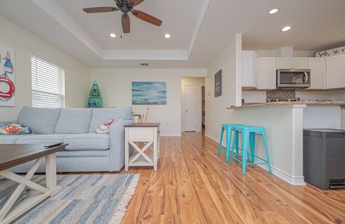 Rockport Casa | Cozy Bay House with Screened Front Porch/Covered Parking/Walking Distance to Bay