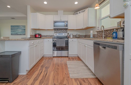 Rockport Casa | Cozy Bay House with Screened Front Porch/Covered Parking/Walking Distance to Bay