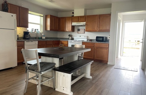 Gilchrist Casa | Cozy Bayside Escape-Family and Pet Friendly!