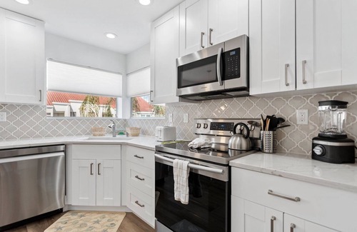 Isla del Sol Condominio | Cozy Beach Bliss | Stylish & Inviting