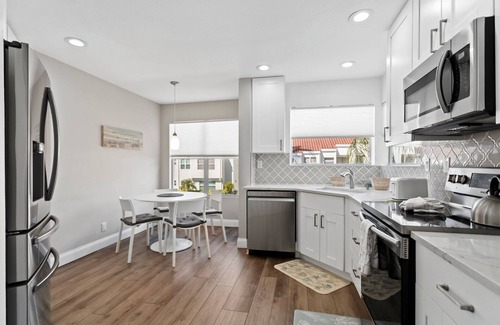 Isla del Sol Condominio | Cozy Beach Bliss | Stylish & Inviting