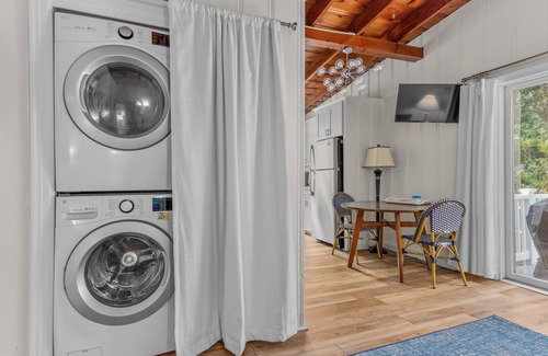 Northeast Virginia Beach Cabaña | Cozy Beach Cottage - Walking distance to the Beach!!