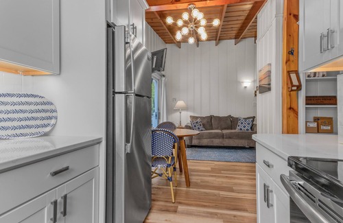 Northeast Virginia Beach Cabaña | Cozy Beach Cottage - Walking distance to the Beach!!