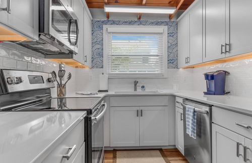 Northeast Virginia Beach Cabaña | Cozy Beach Cottage - Walking distance to the Beach!!