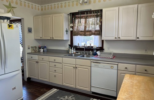 Michigan City Cabaña | Cozy Beach Cottage….2 min to the Beach!