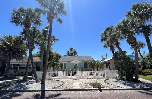 Gulfport Casa | Cozy Beach Cottage Yards From The Beach And Restaurants!