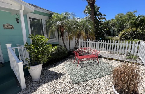 Gulfport Casa | Cozy Beach Cottage Yards From The Beach And Restaurants!