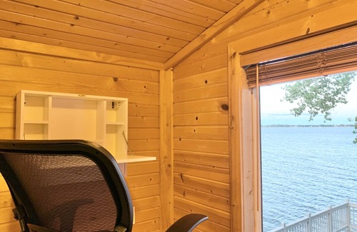 Hamlin County Cabina | Cozy beach front lake cabin with hot tub!