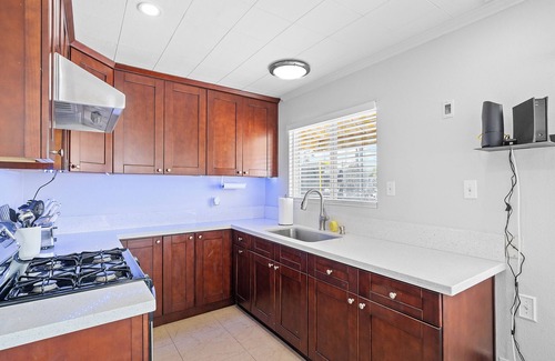 Seal Beach Cama Y Desayuno | Cozy Beach Home Steps to Sand