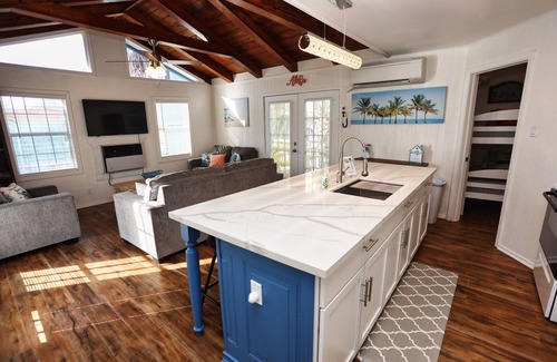 Galveston Casa | Cozy Beach House- 3 Minute Walk to Sunny Beach
