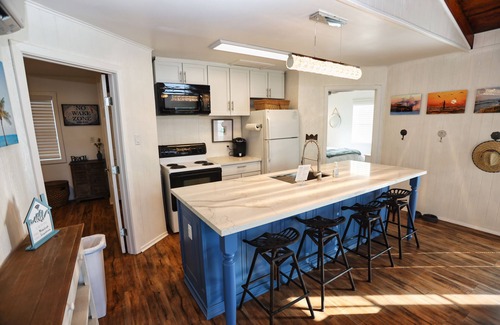 Galveston Casa | Cozy Beach House- 3 Minute Walk to Sunny Beach