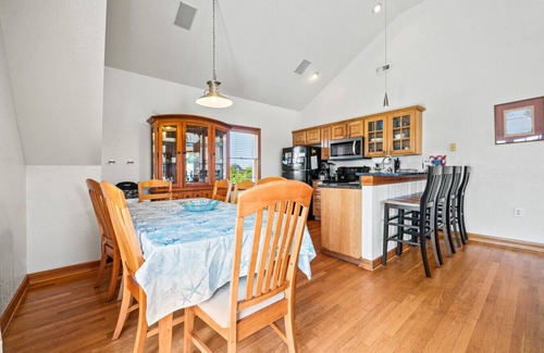 Waves Casa | Cozy Beach House 4BR, Hot tub, Pets OK