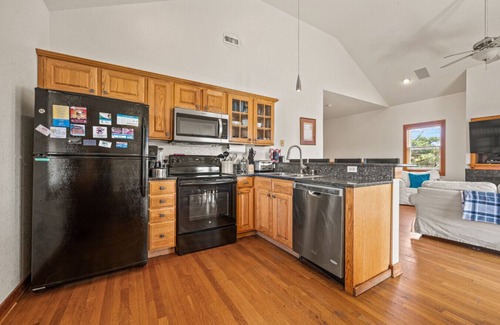 Waves Casa | Cozy Beach House 4BR, Hot tub, Pets OK