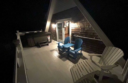 Waves Casa | Cozy Beach House 4BR, Hot tub, Pets OK