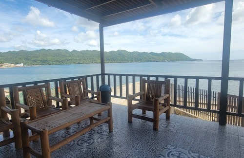 Guindulman Casa | Cozy beach house with a view