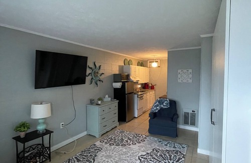 Windy Hill Apartamento | Cozy Beach Studio, quick stroll to pristine ocean, free parking