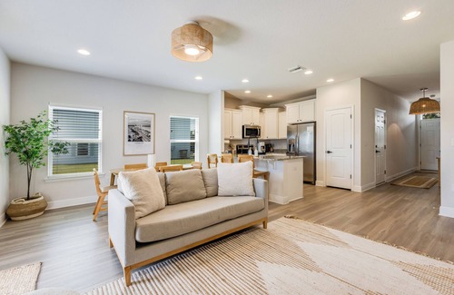 Upper Grand Lagoon Casa | Cozy Beach Retreat! Central Location - Pristine Beaches - Delicious Food