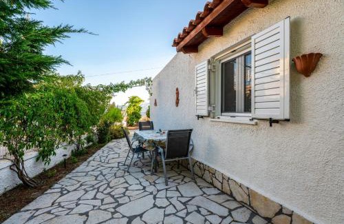 Malakonta Casa | Cozy Beachfront Cottage with Sea Loungers & Outdoor Shower near Eretria