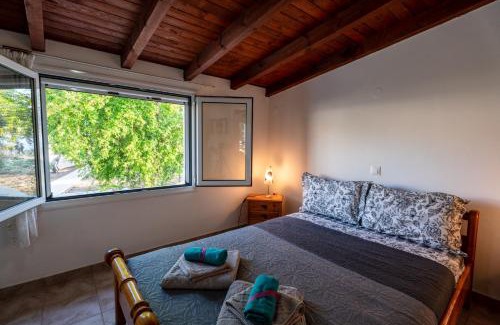 Malakonta Casa | Cozy Beachfront Cottage with Sea Loungers & Outdoor Shower near Eretria