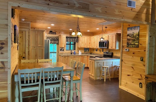 Gatlinburg Cabina | Cozy bear enjoy the peaceful quite and wildlife.