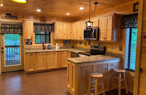 Gatlinburg Cabina | Cozy bear enjoy the peaceful quite and wildlife.