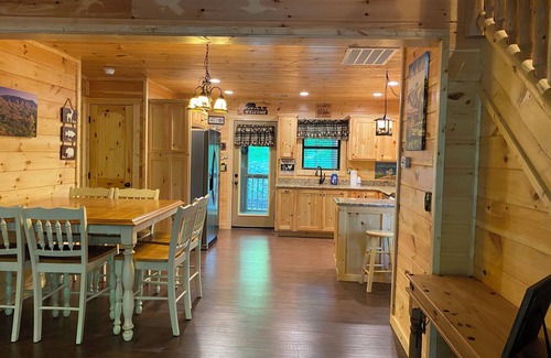 Gatlinburg Cabina | Cozy bear enjoy the peaceful quite and wildlife.