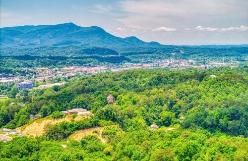 Pigeon Forge Casa | Cozy Bear Hill, Resort indoor Pool, Free Attraction Tickets, WIFI!