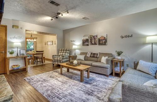 Pigeon Forge Casa | Cozy Bear Hill, Resort indoor Pool, Free Attraction Tickets, WIFI!