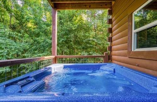 Sevierville Casa | Cozy Bear Lodge, Game Room, Theater Room, Hot Tub, Free Attraction Tickets, WIFI Sleeps 20!