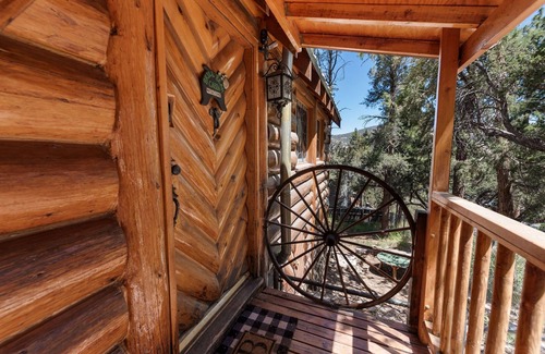 Big Bear City Cabina | Pet Friendly. Beautiful, cozy mid century log cabin. Mountain Views!