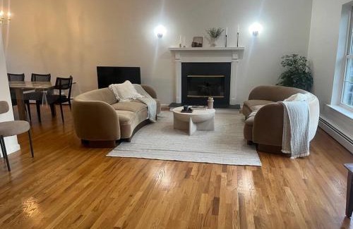 Monroe Casa | Cozy Beautiful Pondside Luxurious Retreat