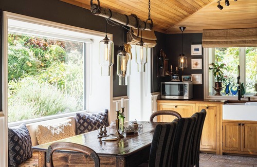 Naseby Cabaña | Cozy, beautifully decorated cottage sitting in a stunning seasonal garden