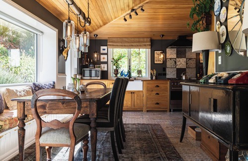 Naseby Cabaña | Cozy, beautifully decorated cottage sitting in a stunning seasonal garden