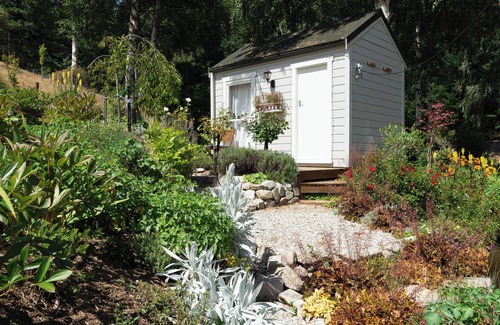 Naseby Cabaña | Cozy, beautifully decorated cottage sitting in a stunning seasonal garden