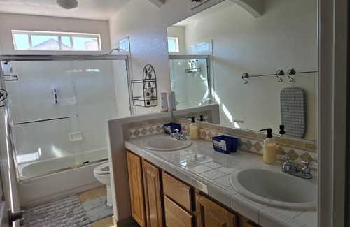 Lancaster Casa | Cozy -bedroom house in charming Palmdale with AC