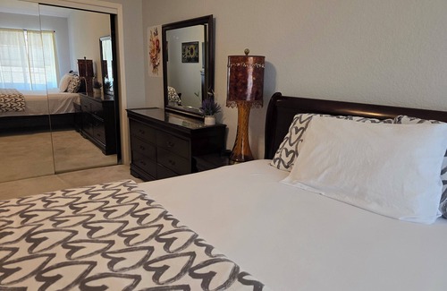 Lancaster Casa | Cozy -bedroom house in charming Palmdale with AC