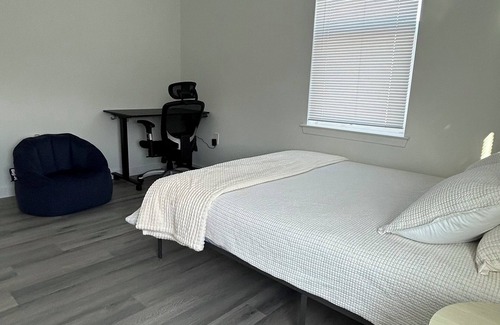 Industry Cama Y Desayuno | Cozy bedroom in charming apartment close to Manhattan