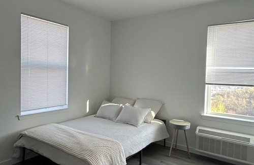 Industry Cama Y Desayuno | Cozy bedroom in charming apartment close to Manhattan