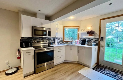 Southwest Calgary Cama Y Desayuno | cozy bedroom near C-train station