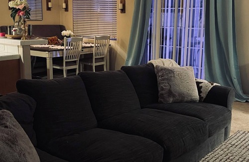 Oxnard Shores Casa | Cozy bedroom within a beach house in lovely Oxnard
