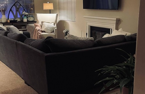 Oxnard Shores Casa | Cozy bedroom within a beach house in lovely Oxnard