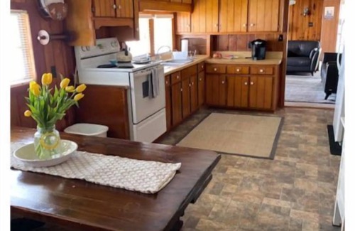 White Lake Casa | COZY Bellaport Cottage at White Lake/ Pet Friendly: Quick walk to the Lake