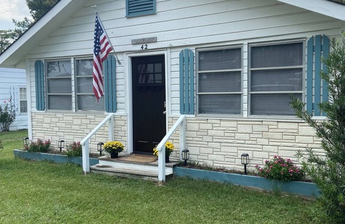 White Lake Casa | COZY Bellaport Cottage at White Lake/ Pet Friendly: Quick walk to the Lake